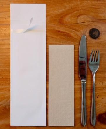 Uzavíratelná papírová kapsička na příbory Tork s natur ubrouskem - 600ks